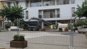 Una setmana d'obres per unificar les places de l'Església i de l'Ajuntament