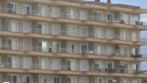 En Comú l’Escala defensa intervenir el mercat dels HUT, davant la manca d’habitatge protegit i assequible