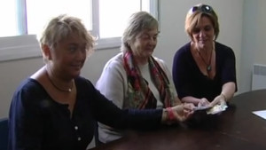 El grup de pares i mares de la castanyada fa un donatiu econòmic al Càncer