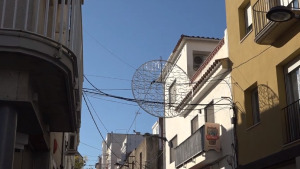 Comença la instal·lació de la il·luminació nadalenca als carrers de l'Escala