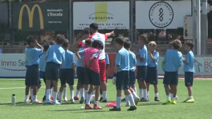 El campus de futbol passa als matins i supera el centenar d'inscrits