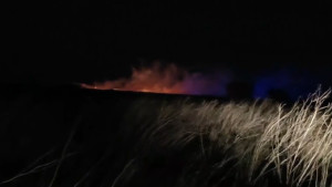 La tramuntana fa caure un pal de llum i genera un incendi a Vilanera