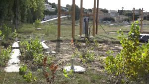 Reprenen la instal·lació de la zona de jocs del Camp dels PIlans
