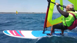 Tres generacions rememoren l'arribada del surf de vela a casa nostra