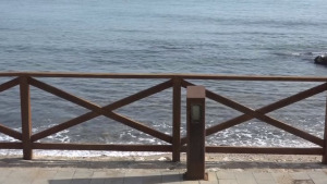 Últimes reparacions a la tanca del passeig d'Empúries