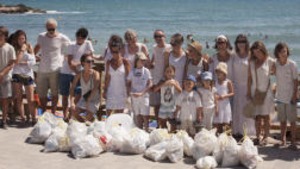 Un grup de voluntaris netegen la platja d'Empúries