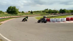 El circuit de motos de Juneda, ple d'oli i amb quatre caigudes