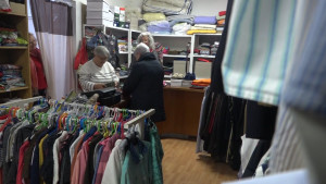 Més de sis dècades del Rober de Càritas l'Escala per a fomentar el reaprofitament del tèxtil