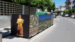 L'Escala oculta amb fotos els contenidors als carrers més transitats