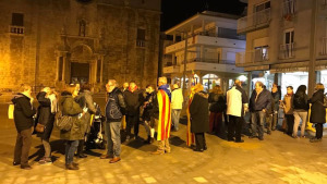 Una cinquantena de persones donen suport a Carme Forcadell a l'Escala