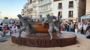 L'Escultura dels Esquenapelats ja és a La Platja
