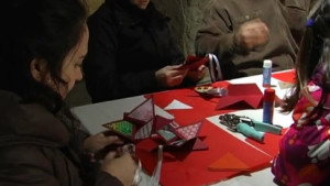 El Mercat de Nadal va acollir un nou taller d'scrapbook infantil a la plaça Avi Xaxu