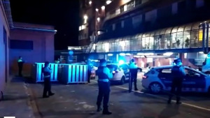 Policia i mossos fan sonar la sirena  en honor al personal sanitari