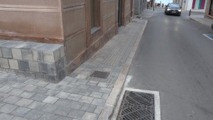 Es reprenen els treballs de la vorera de la placeta del peix