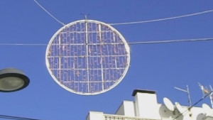 Comença la instal·lació de l'enllumenat de Nadal als carrers de L'Escala