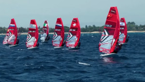 Els més de 400 regatistes del Campionat del Món Juvenil d'IQFoil desafien la tramuntana