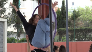 Una quinzena de joves participen en un taller de circ aeri