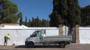 La Brigada municipal realitza tasques de manteniment en els cementiris escalencs