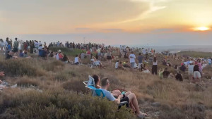 Centenars de persones es congreguen a l'Escala per seguir l'eclipsi