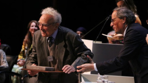 El mestre Lluís Albert rep la Creu de Sant Jordi