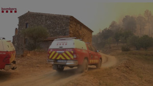 Els Bombers descarten donar per controlat l'incendi de Les Gavarres