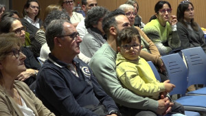 La història d'en Joel, un nen de sis anys que conviu amb la CMT