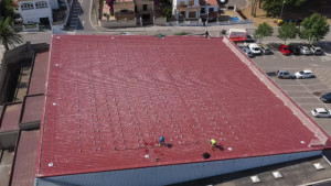 Ha començat la instal·lació de cent plaques solars al pavelló
