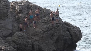 Augmenta la pràctica de saltar des de les roques i penya-segats