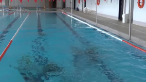 Els usuaris de la piscina hauran de dutxar-se al pavelló