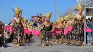 L'Escala s'omple de colors en una espectacular rua de carnaval
