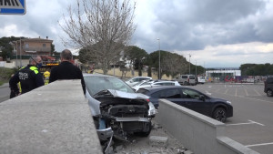 Una conductora perd el control del cotxe i s'encasta contra el mur del pavelló municipal