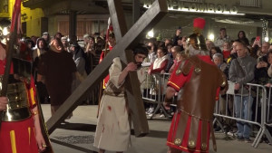 El Via Crucis omple de gent els carrers de l'Escala per Divendres Sant