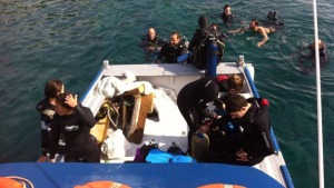 L'Ajuntament de l'Escala i Orca Diving netegen les platges de l'Escala