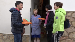 L'entrega de tortells a la gent gran s'adapta a la pandèmia
