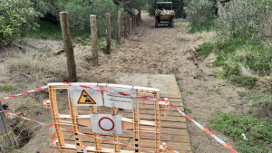 L'Ajuntament renova la passera de fusta del camí d'Empúries