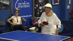 Una dona de 99 anys participa en el Torneig 'Xillu' de tennis de taula