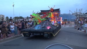 Mig miler de persones desfilen al V Carnaval d'Estiu