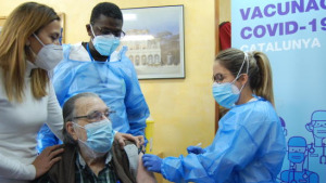 La FSE  comença a vacunar el personal sanitari