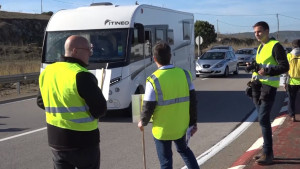 Tallen el trànsit per protestar contra el macro parc eòlic a l'Empordà