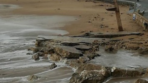 La llevantada s'endú la riba petita de la platja de l'Escala