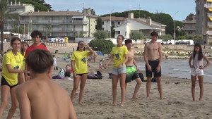 El casal jove posa els dos peus a la sorra