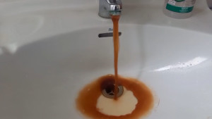 El connexionat amb l'ETAP porta aigua marró a les aixetes