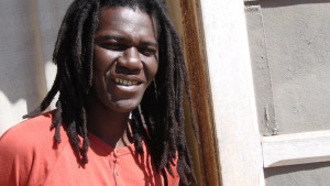 Issa Kouyaté, de l'ONG Maison de la Gare, a l'Escala