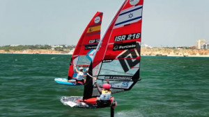 Els més de 400 regatistes del Campionat del Món Juvenil d'IQFoil desafien la tramuntana