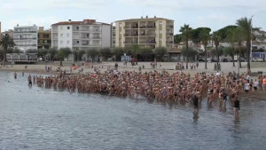 La travessa de natació de l'Escala supera els 900 participants