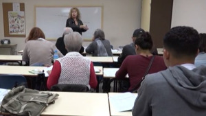 Inici del curs d'alfabetització per a immigrants