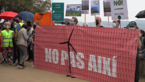 Multitudinària manifestació anti parc eòlic marí
