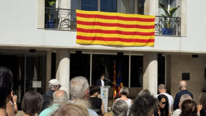 Unes dues-centes persones participen en les concentracions per la Diada a l'Escala