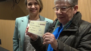 El càmping Illa Mateua fa una donació de 22.000 euros a Càritas Diocesana