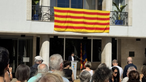 Unes dues-centes persones participen en les concentracions per la Diada a l'Escala